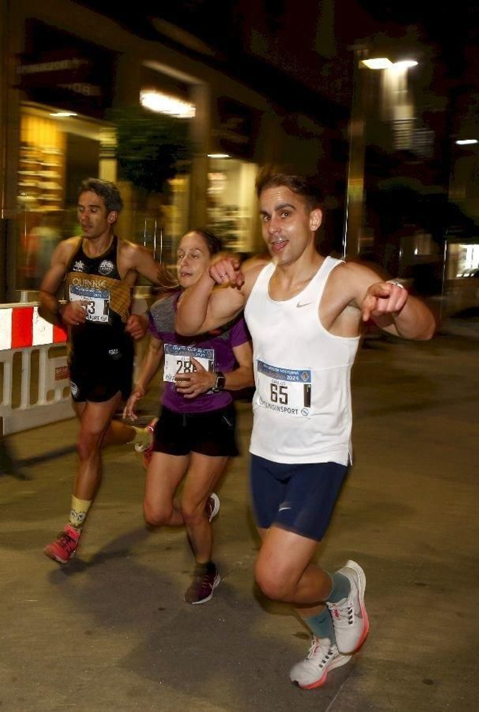 Un saludo en medio de la carrera antes de seguir a fondo.