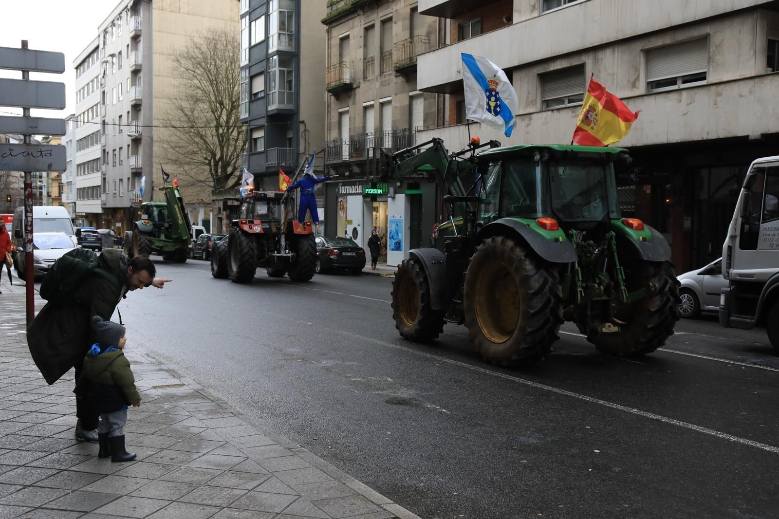 Los tractoristas a su paso por la Avenida de Zamora tras dejar la N-120 en Ourense.