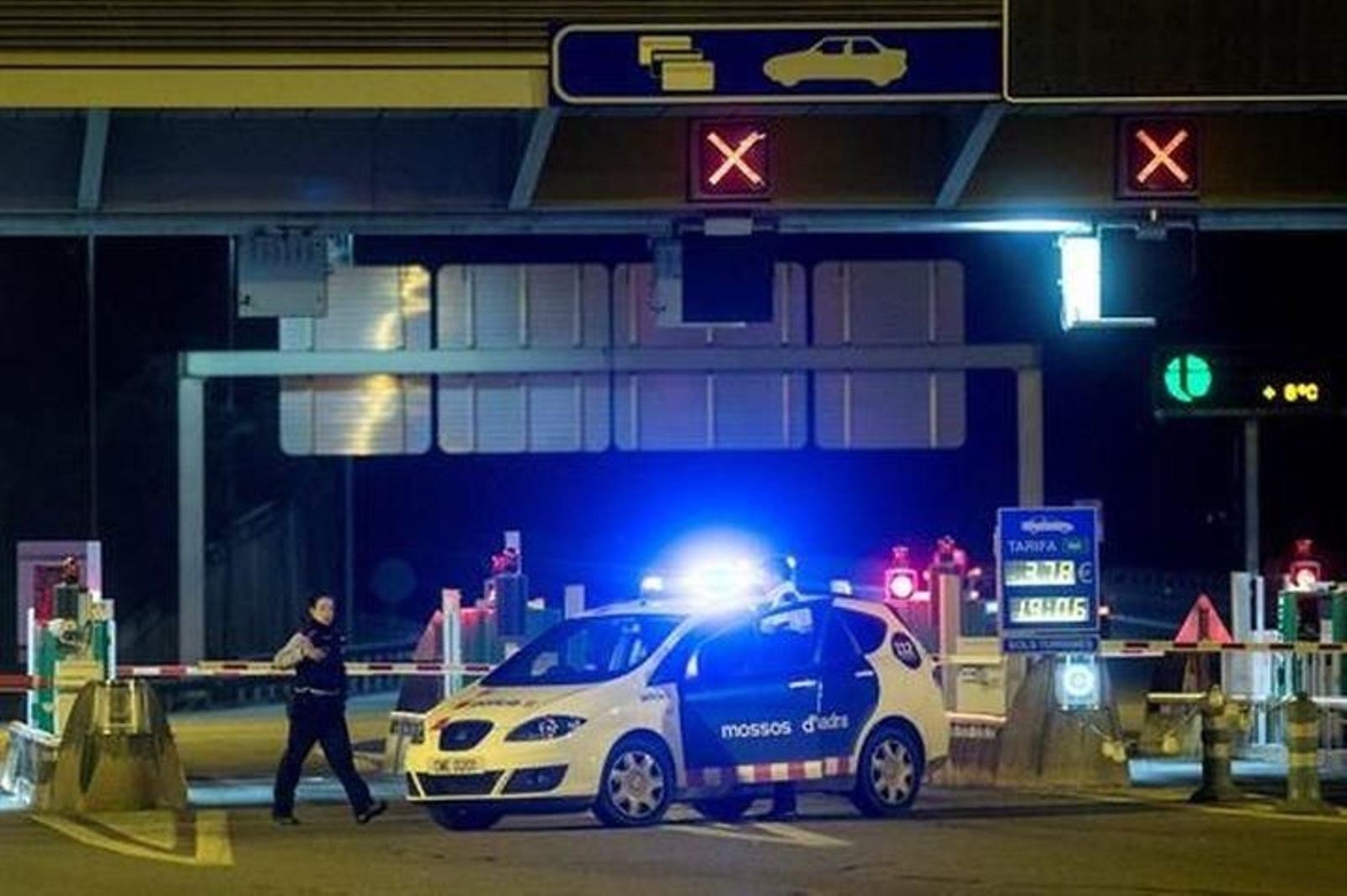 Una patrulla de los Mossos d'Esquadra controla el peaje de los túneles de Vallvidriera después de una acción de los Comités de Defensa de la República (CDR) que han siliconado varias barreras.