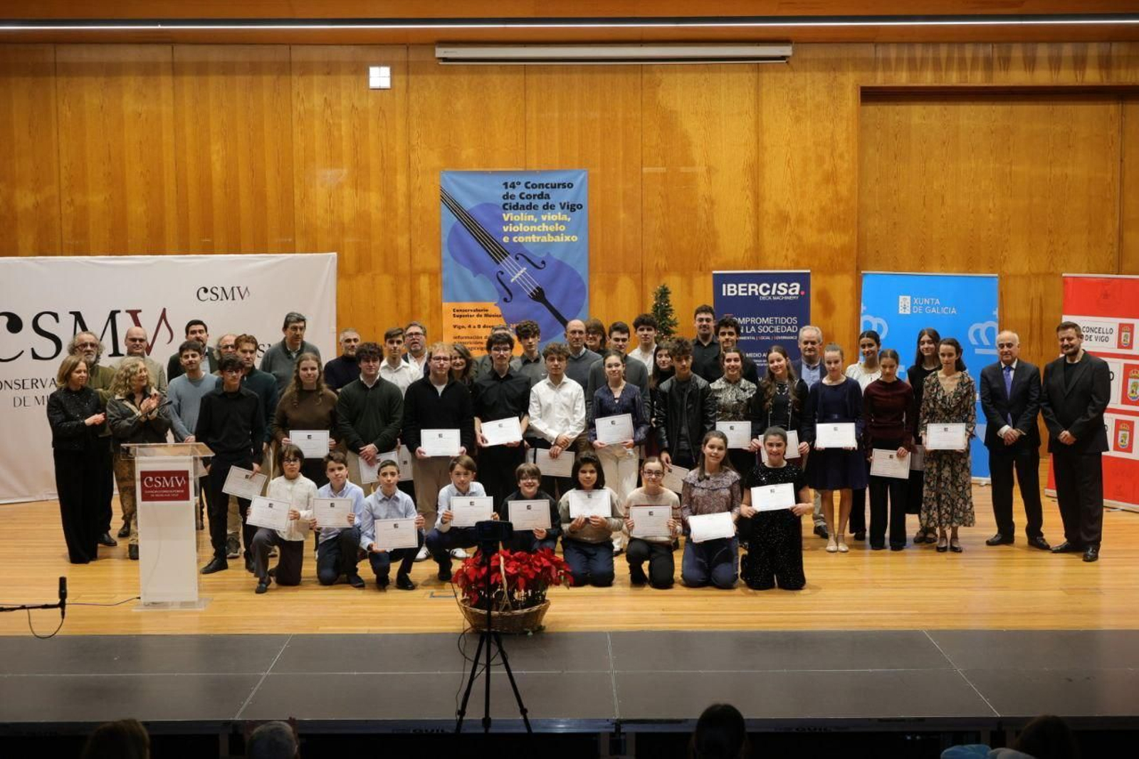 Foto de familia con los premiados en el auditorio del Conservatorio Superior.