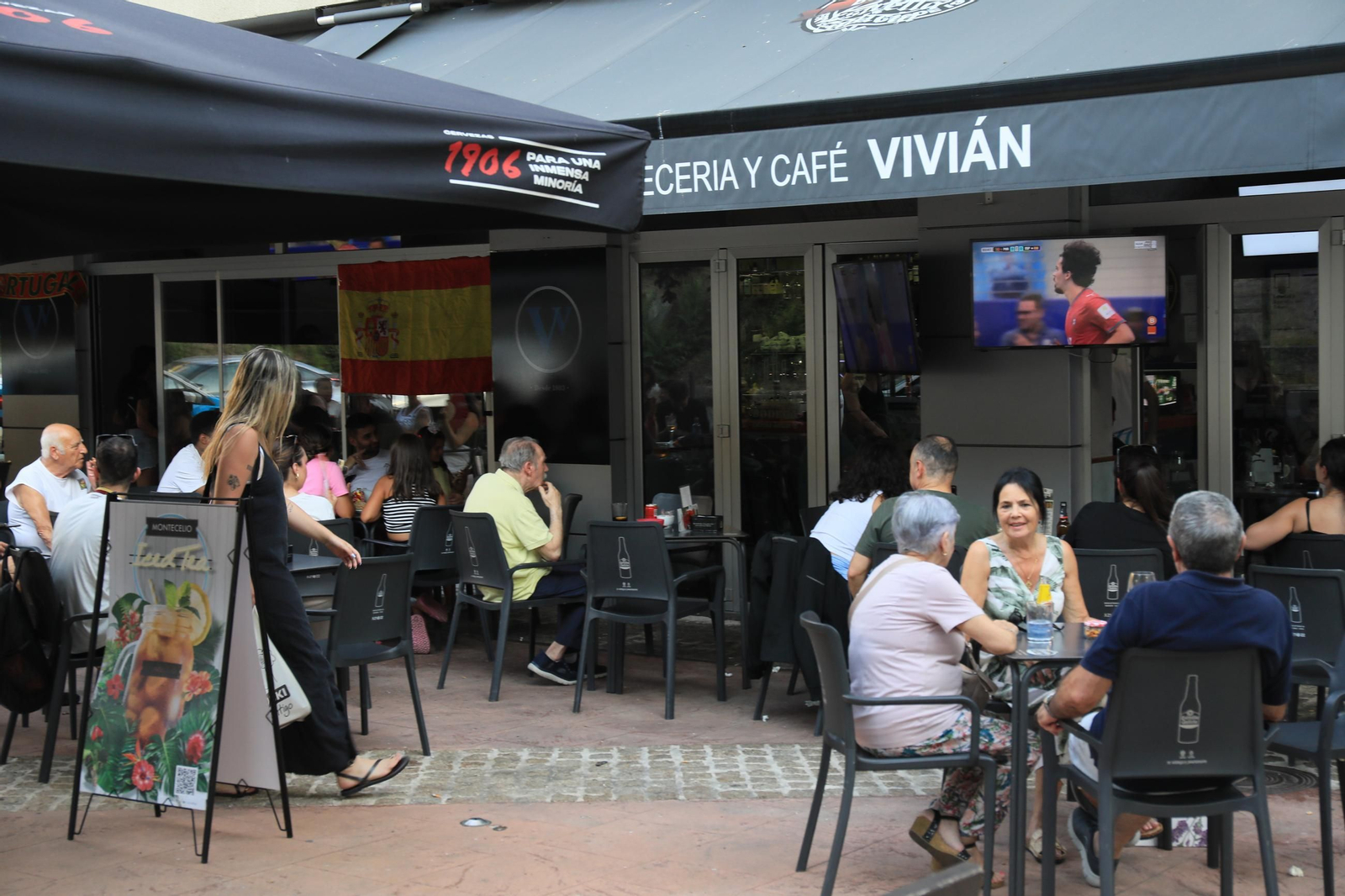 Galería | Ambiente y expectación en las terrazas de Ourense para disfrutar del partido de la selección española ante Portugal , en fotos