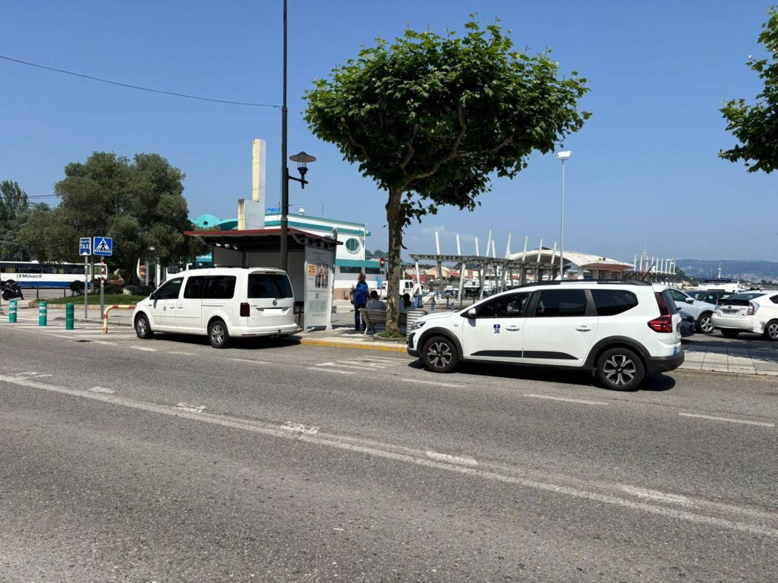 La parada de taxis de la estación en Cangas.