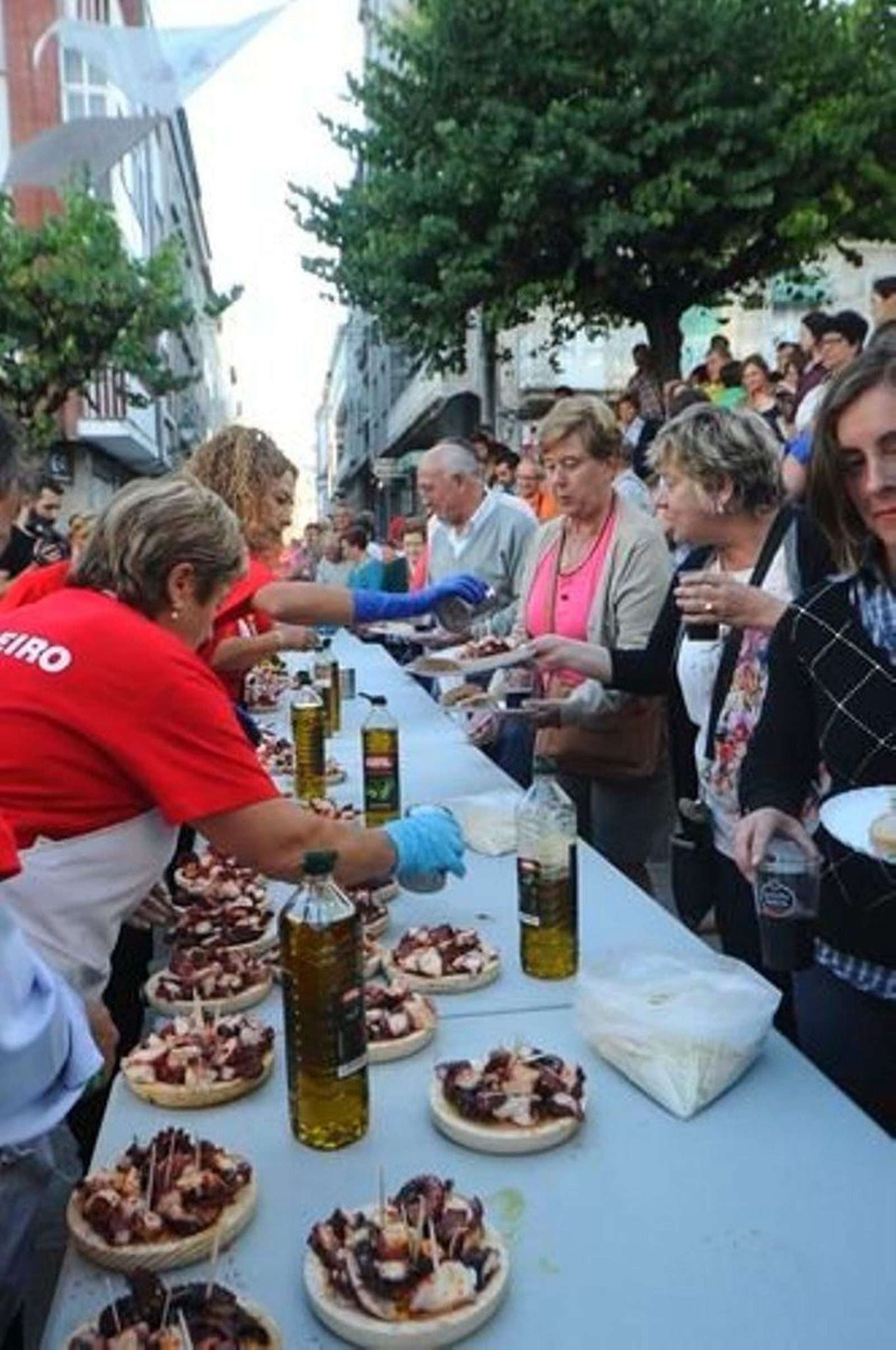 La elaboración de la tapa de pulpo más grande del mundo en Carballino 30