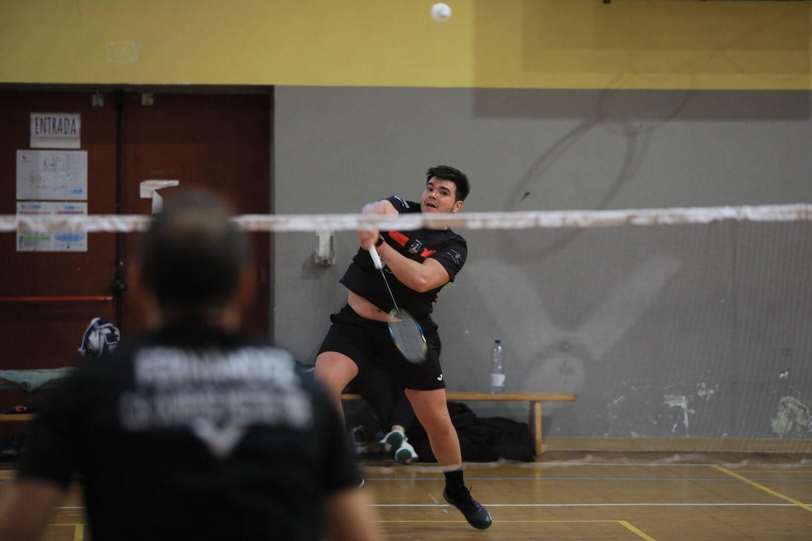 Samuel Varela, segundo clasificado en Primera, golpea el volante en el partido contra Rubén Fernández, del Mestre Vide.