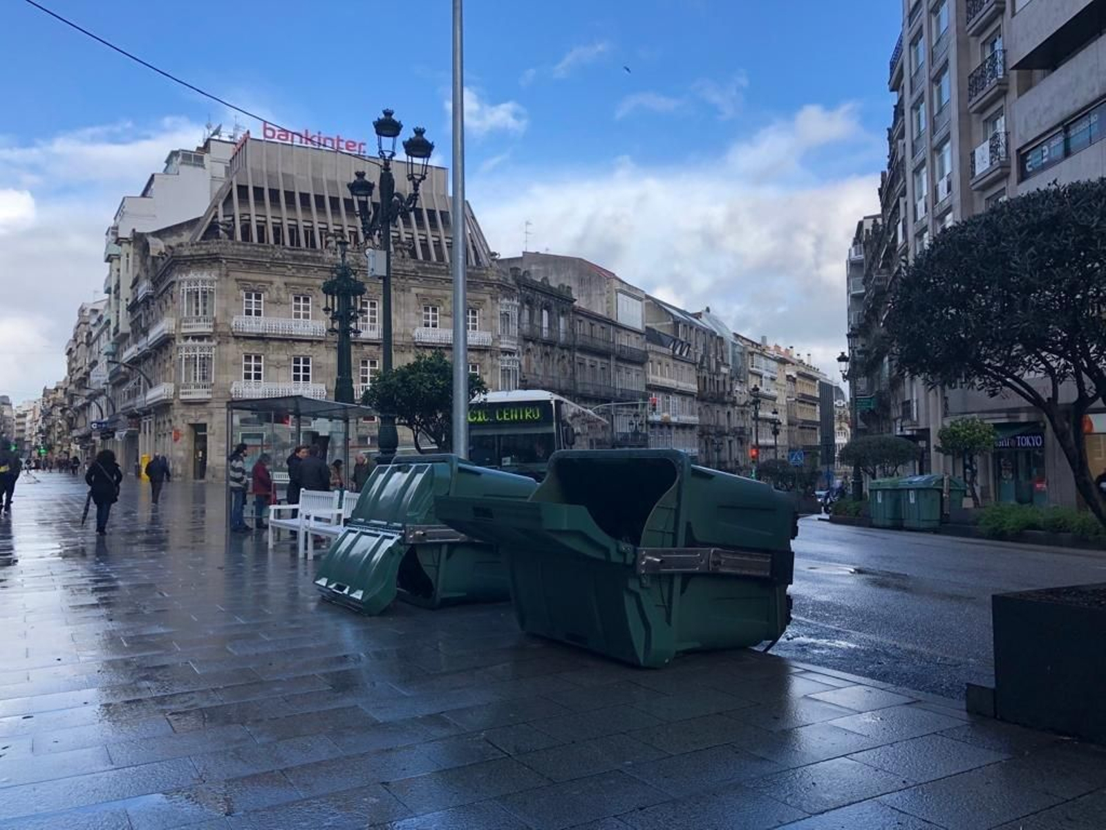 Contenedores caidos por las ráfagas de viente en elcentro de Vigo //  Lanfoco