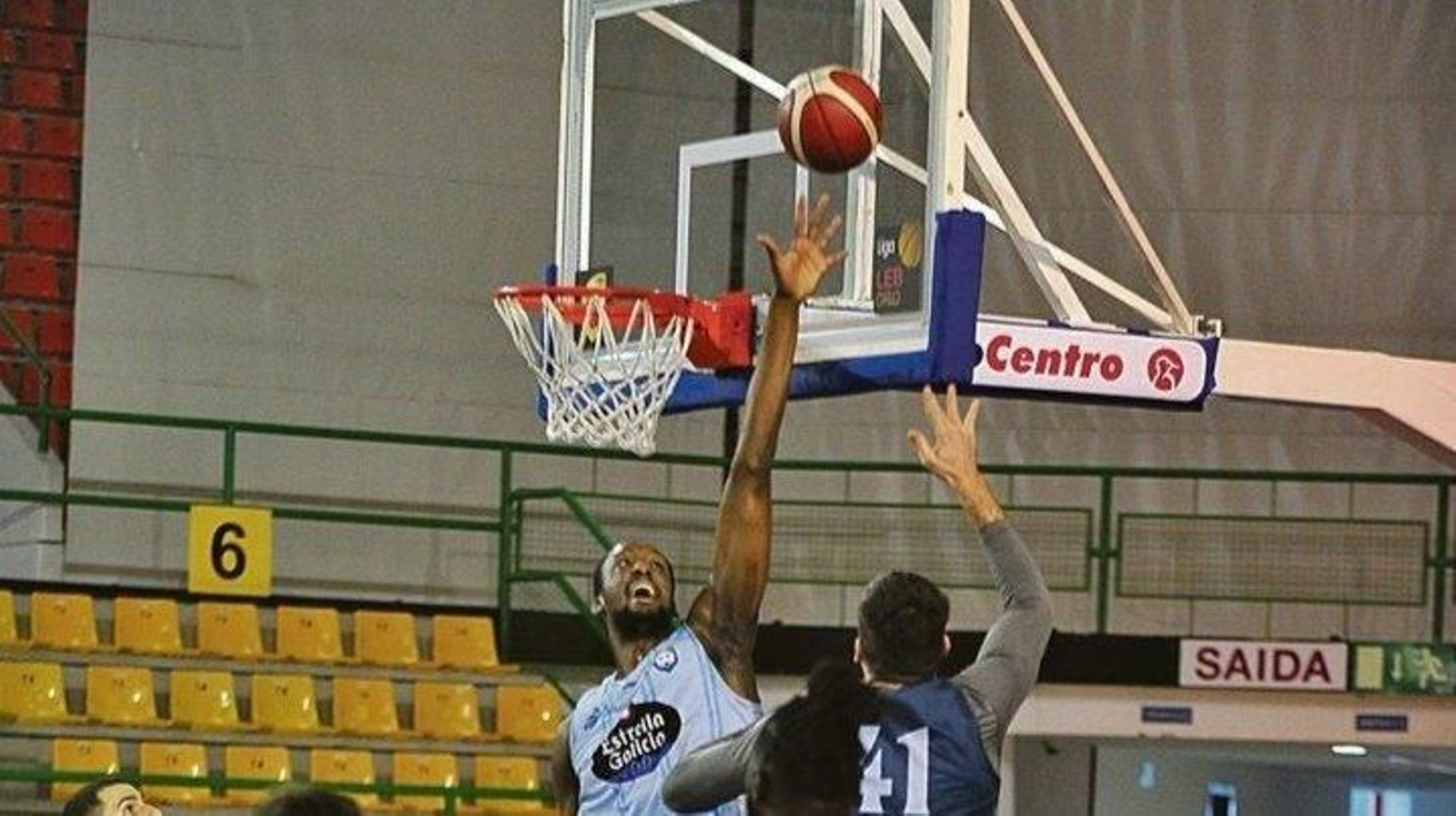 Gill trata de taponar a Radic durante un entrenamiento del COB en el Pazo