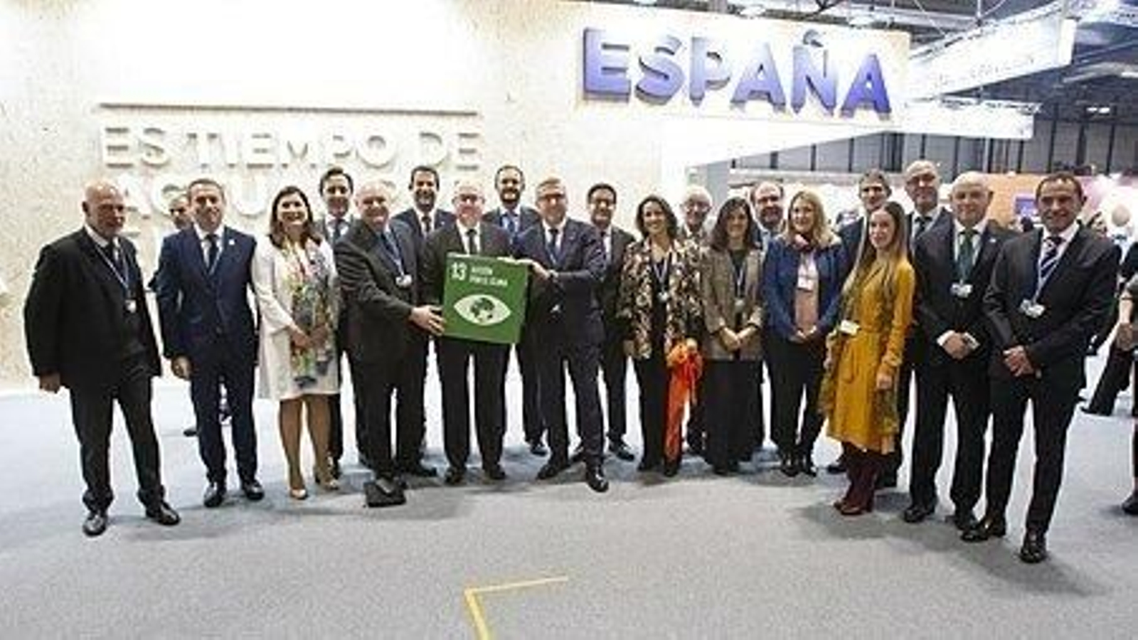 Los representantes de las entidades financieras firmantes del documento, ayer en Ifema.