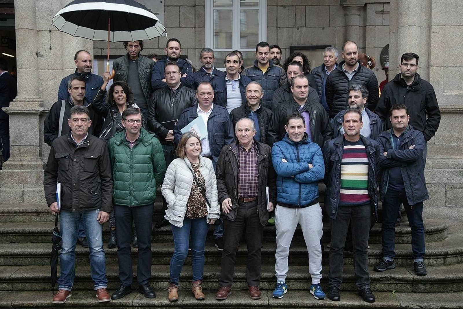 Miembros de la junta de personal y del comité de empresa, ayer junto a la casa consistorial (MIGUEL ÁNGEL).