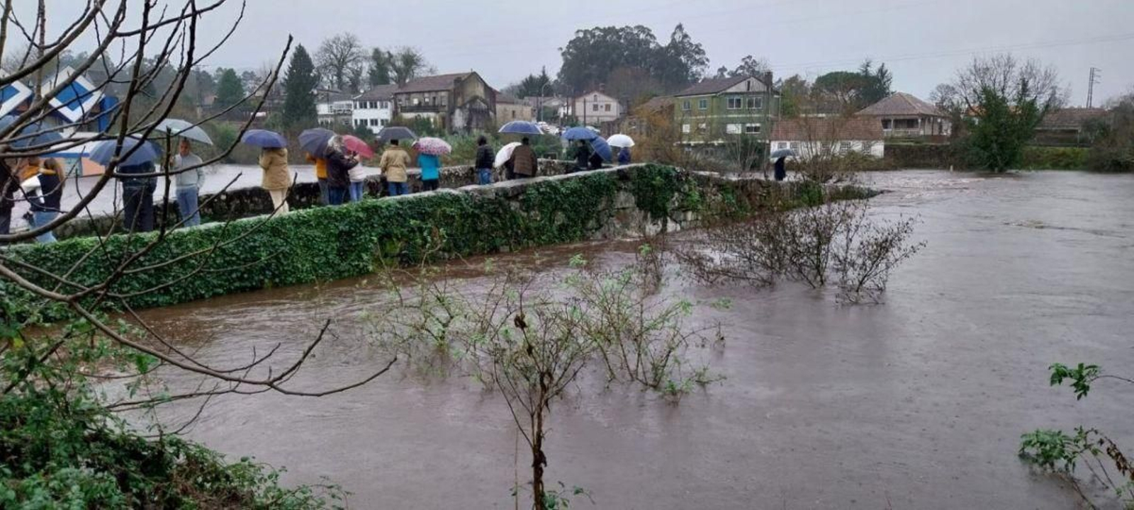 El río Tea, completamente desbordado ayer en Ponteareas, a la altura del viejo puente.