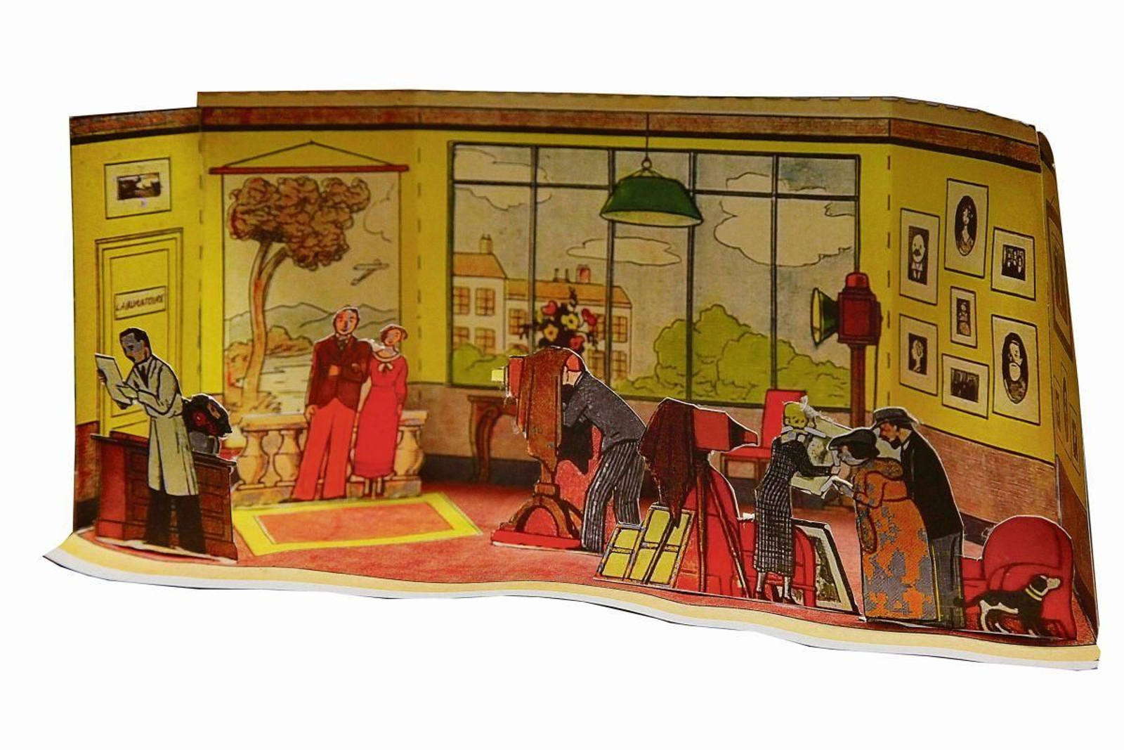 Estudio fotográfico con paisaje al fondo.