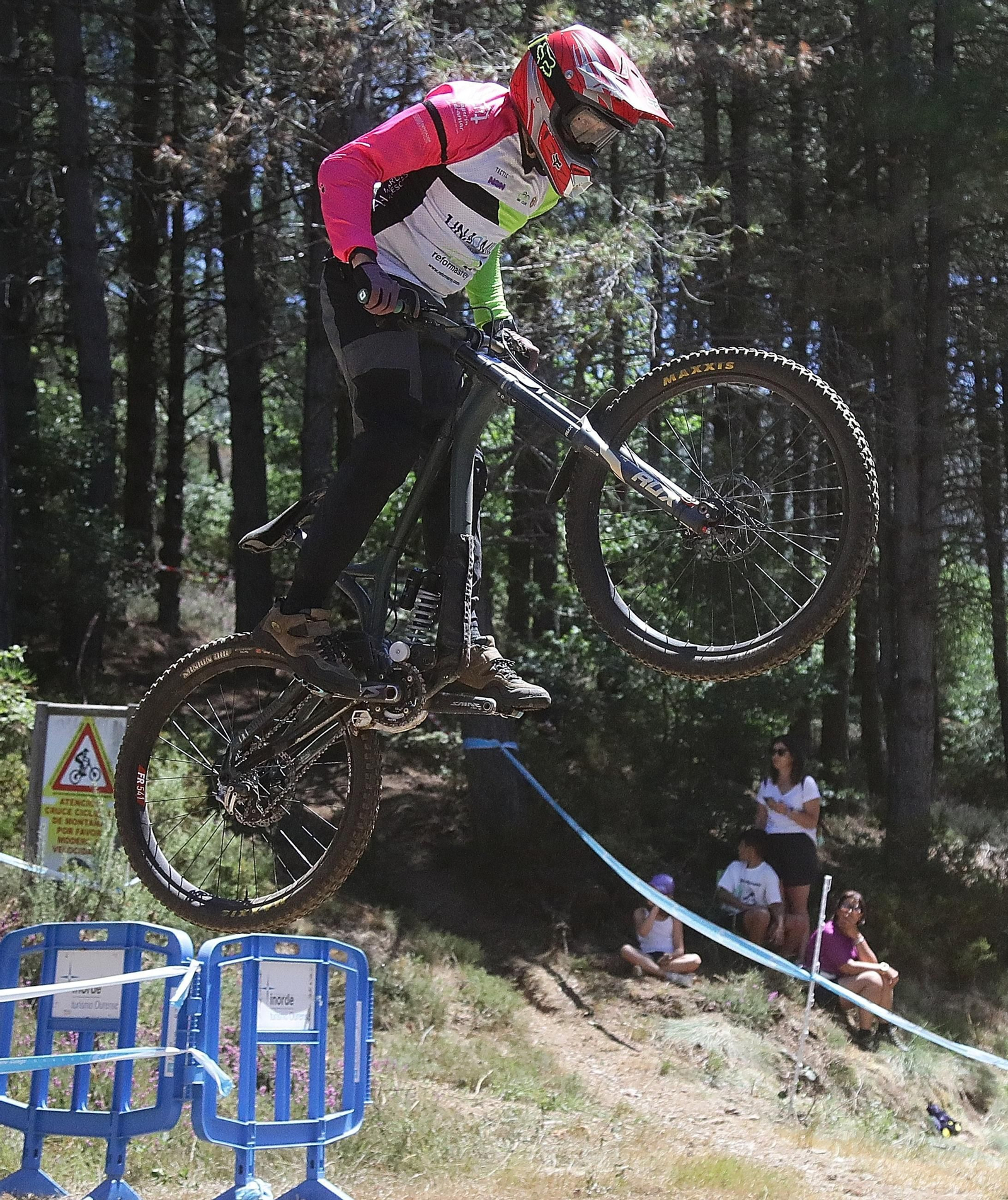 El Autonómico de descenso de mountain bike, un éxito en Xunqueira