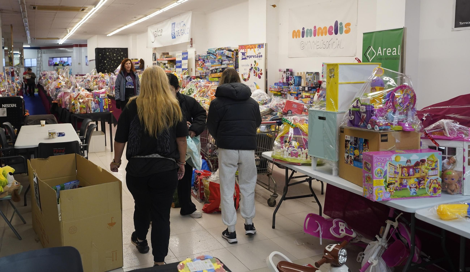 Imagen del reparto de los juguetes en el propio almacén de la campaña.