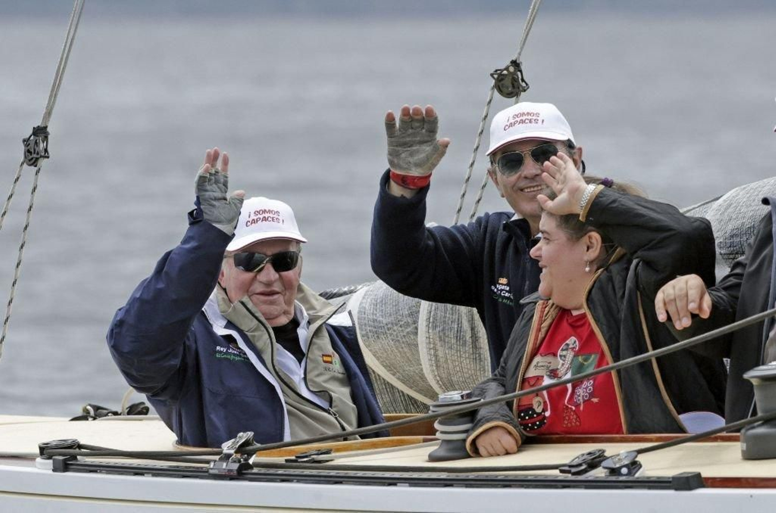 El rey Juan Carlos participa en la regata Príncipe de Asturias en Baiona