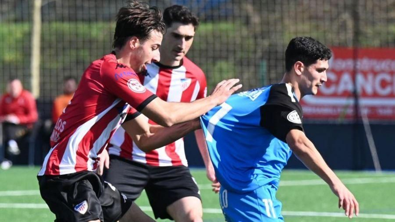 El unionista Antón Guisande es agarrado por un rival.