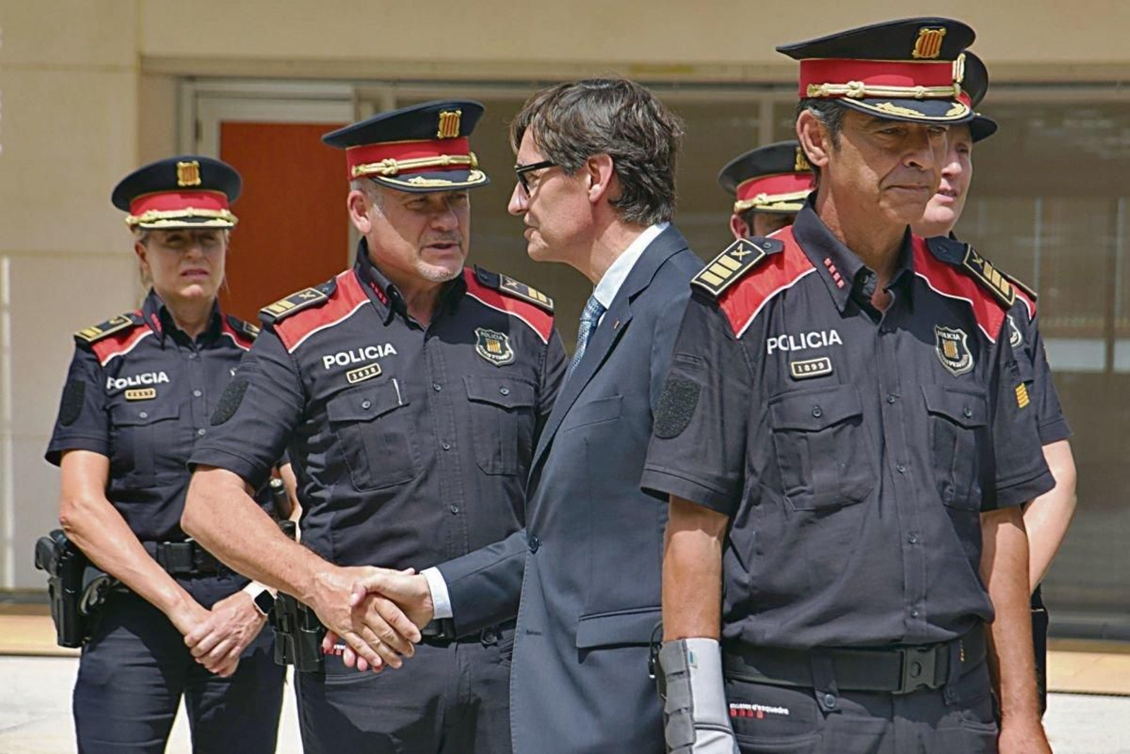 Salvador Illa saluda a los mandos de los Mossos.