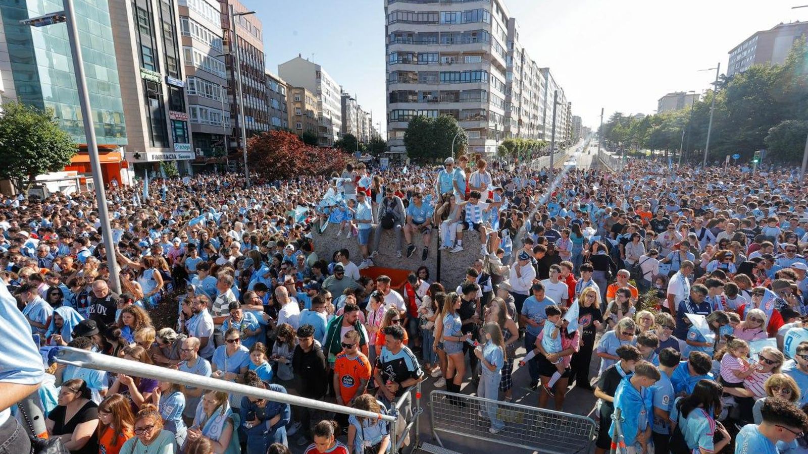 Galería | Fiesta celeste en Vigo por la vuelta del Celta a Europa