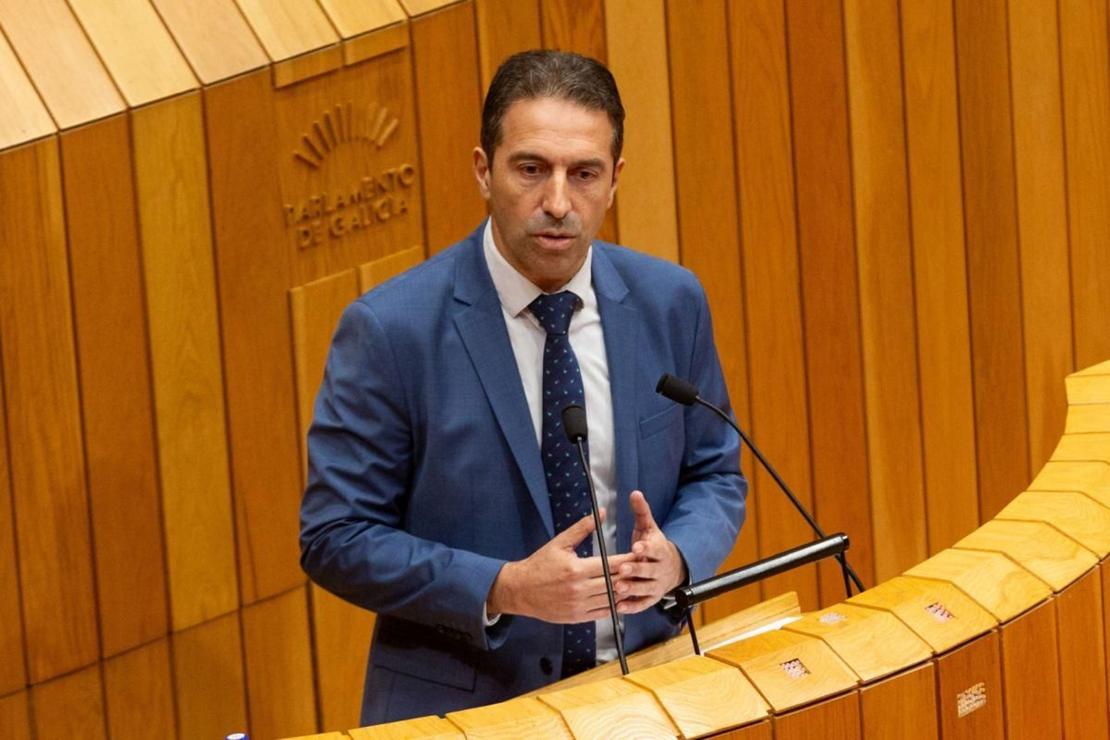 Alfonso Villares, durante una intervención en el Parlamento.