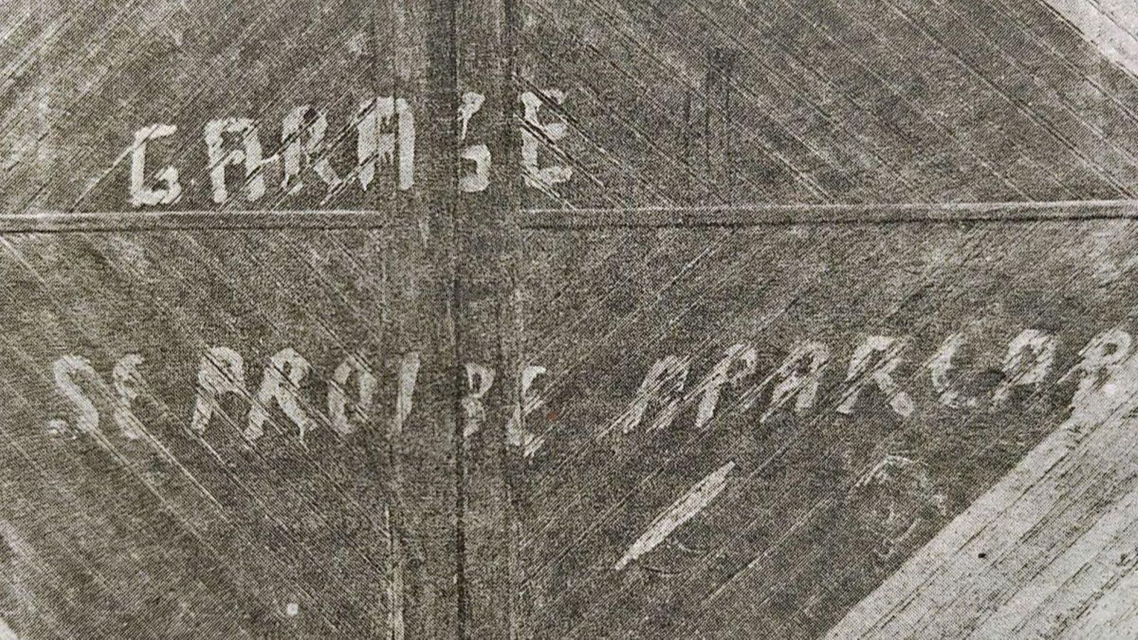 Una curiosa forma de pedir que no se aparque delante.