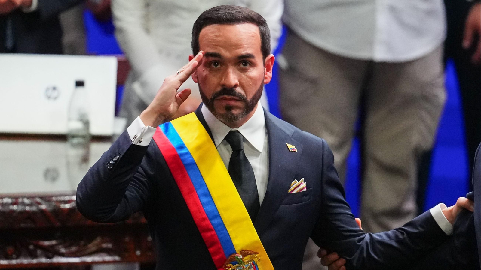 Abelardo de la Espriella recibe la banda presidencial durante la ceremonia de investidura del nuevo presidente en Cali.