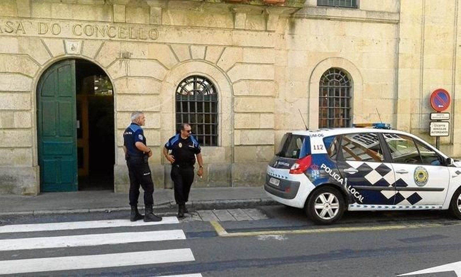Dos agentes de la Policía Local de Carballiño.