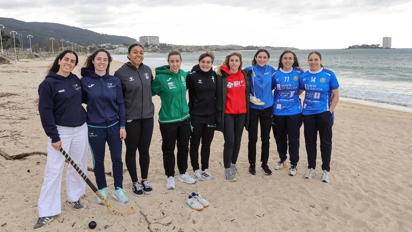 Oara Bautista, Marta Ureña, Carmen Prelchi, Marina Groba, María Figueroa, Olaia Becerril, Uxía Paz, Laura Rúa y Andrea Amarilla, en la arena de Samil.