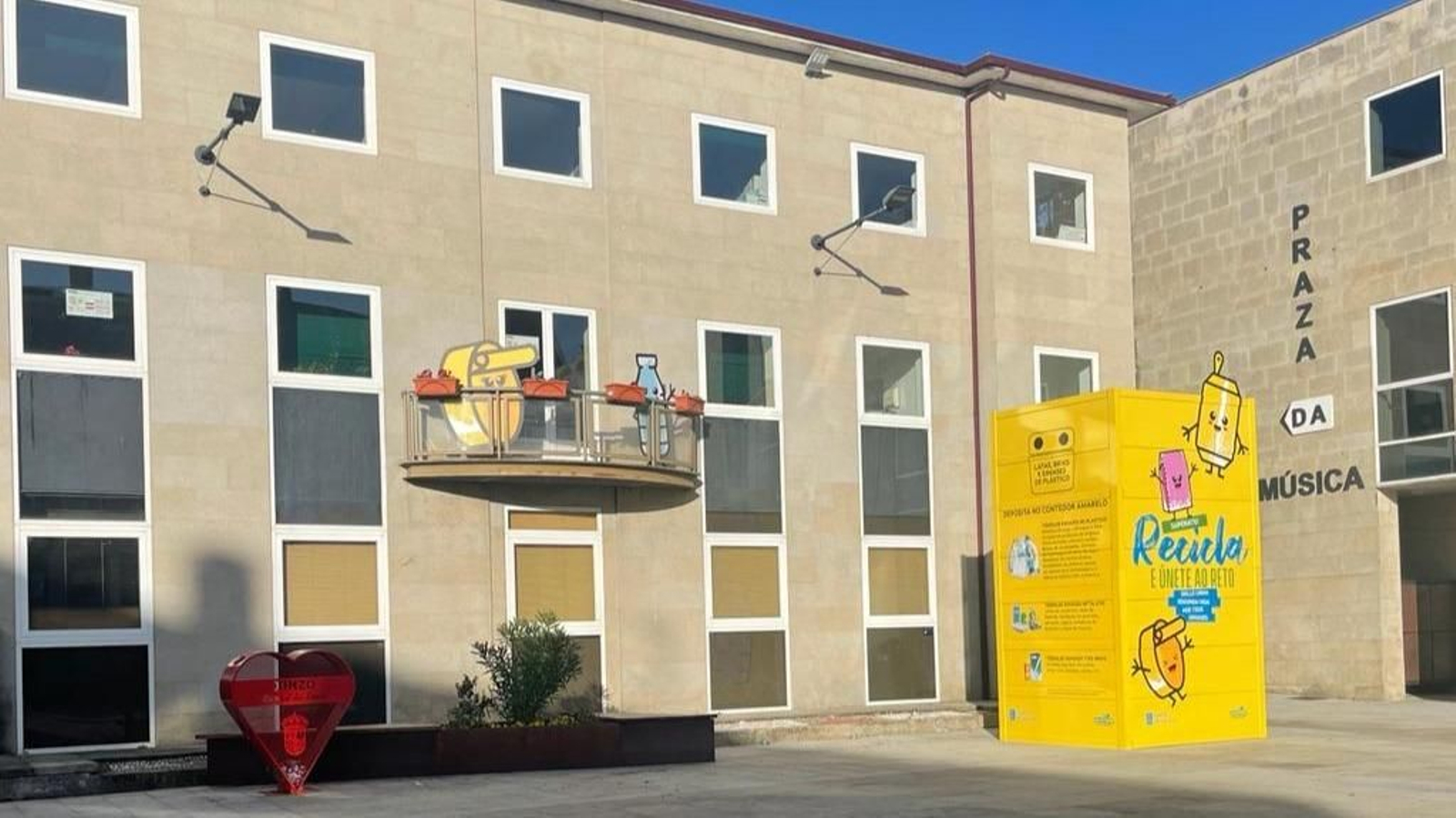 Os carteis informativos xa ocupan a praza Carlos Casares de Xinzo.