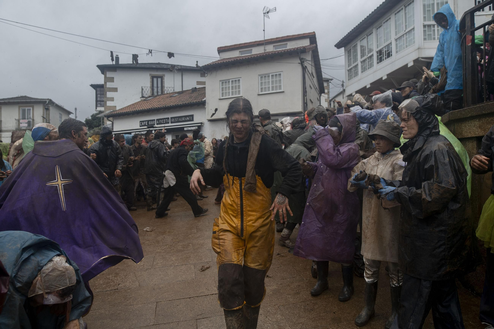 Galería | La farrapada conquista Laza antes de la salida de los Peliqueiros