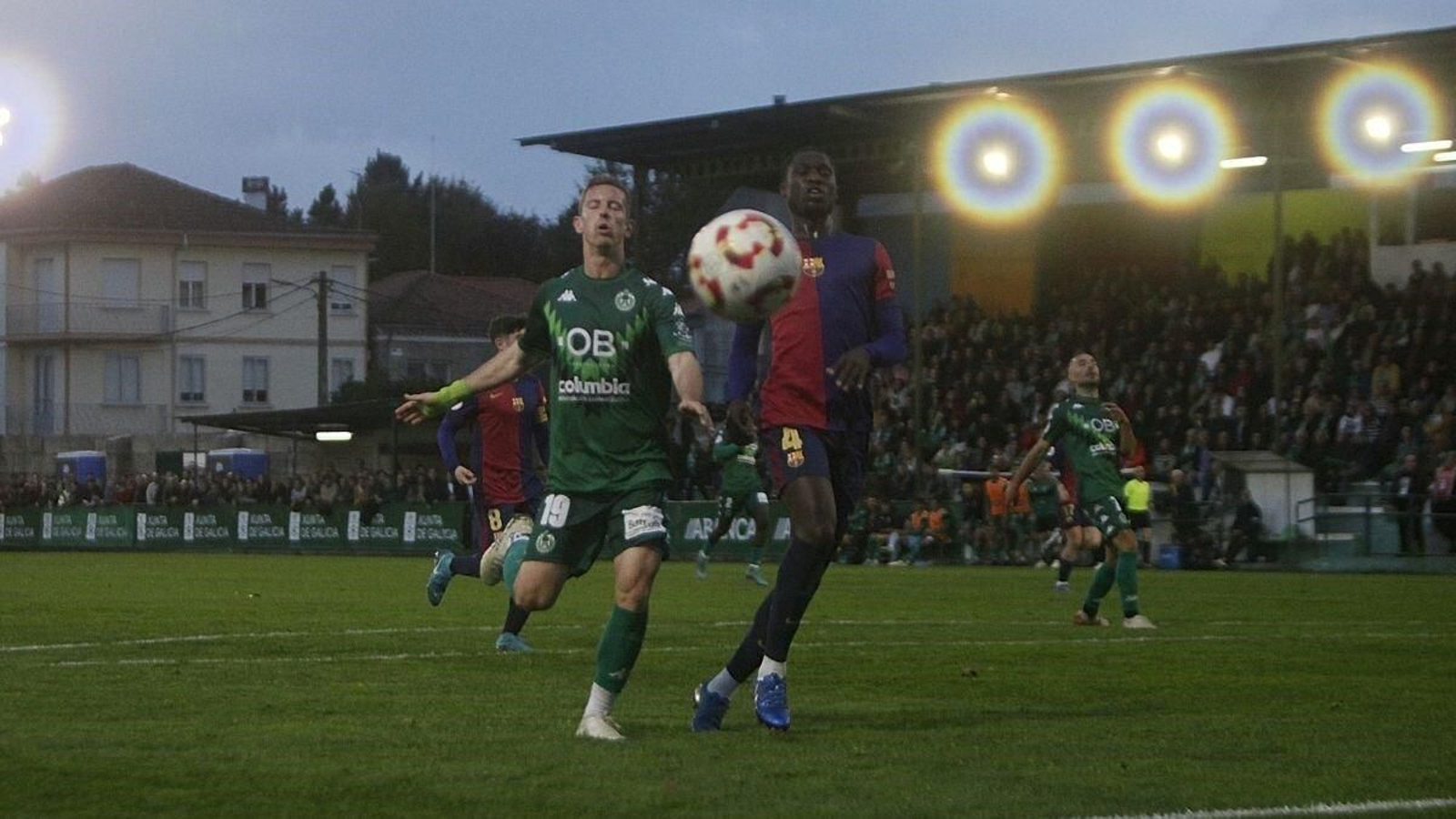 El centrocampista verde Tarsi Aguado trata de llegar a una pelota en el último partido en casa.