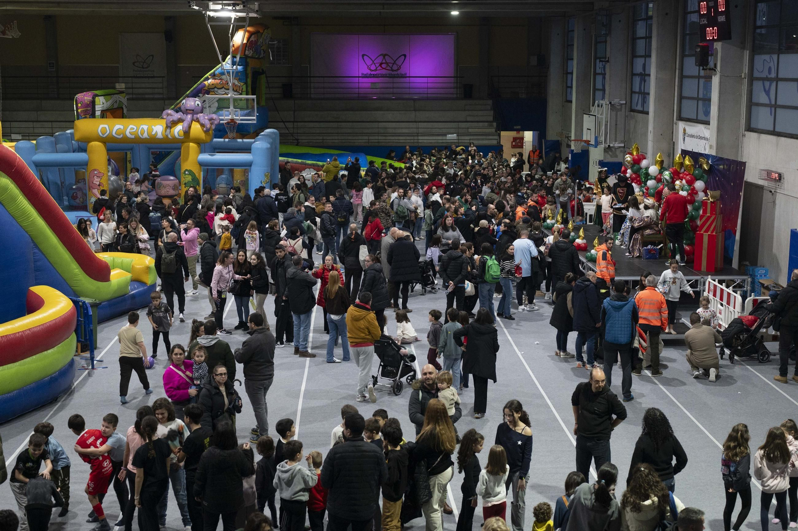 Melchor, Gaspar y Baltasar comenzaron en Barbadás su agenda provincial saludando a los más pequeños del municipio.