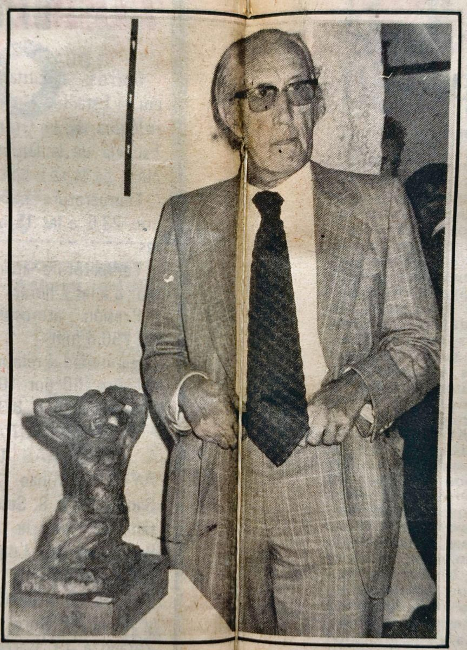 Julio Leal junto a una de sus esculturas.