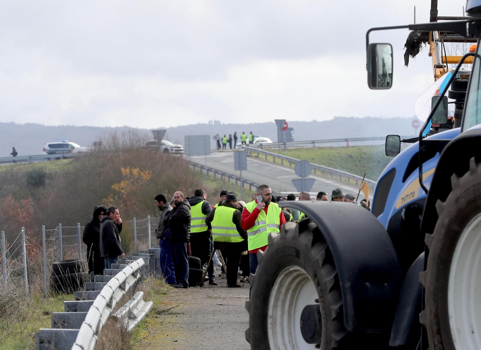 Galería | Las protestas de los tractoristas en la A-52 contra el acuerdo comercial con Mercosur, en imágenes