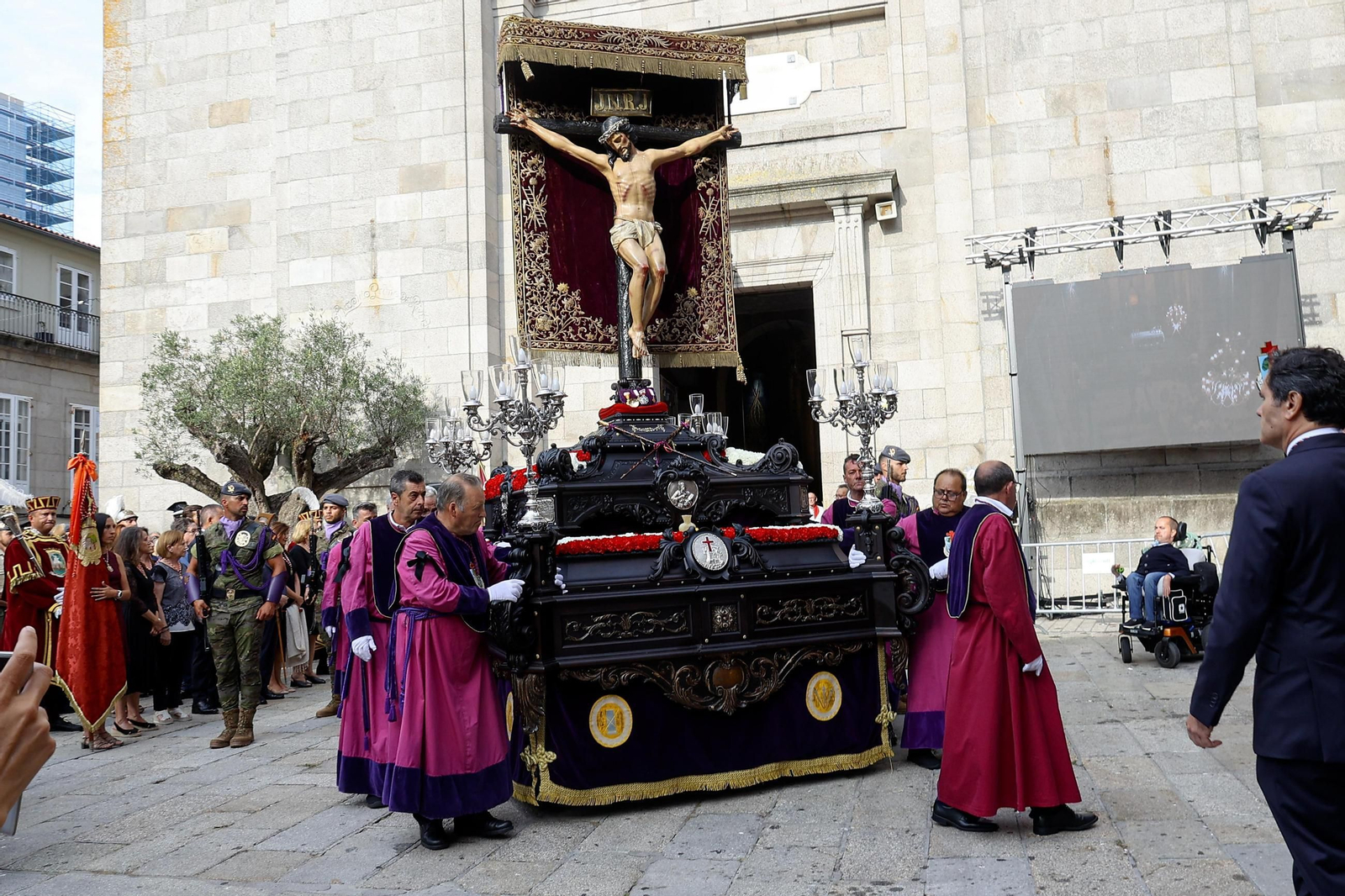 Galería | Misa por el Cristo da Victoria en Vigo y la concurrida procesión