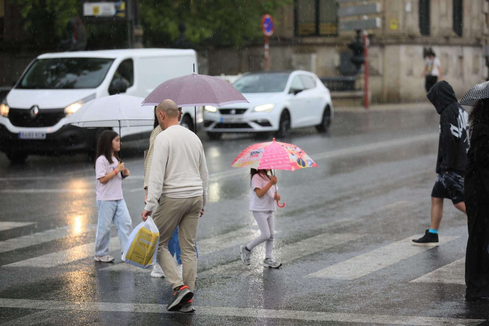 Galería | Ourense saca los paraguas en otra tarde de tormenta y agua