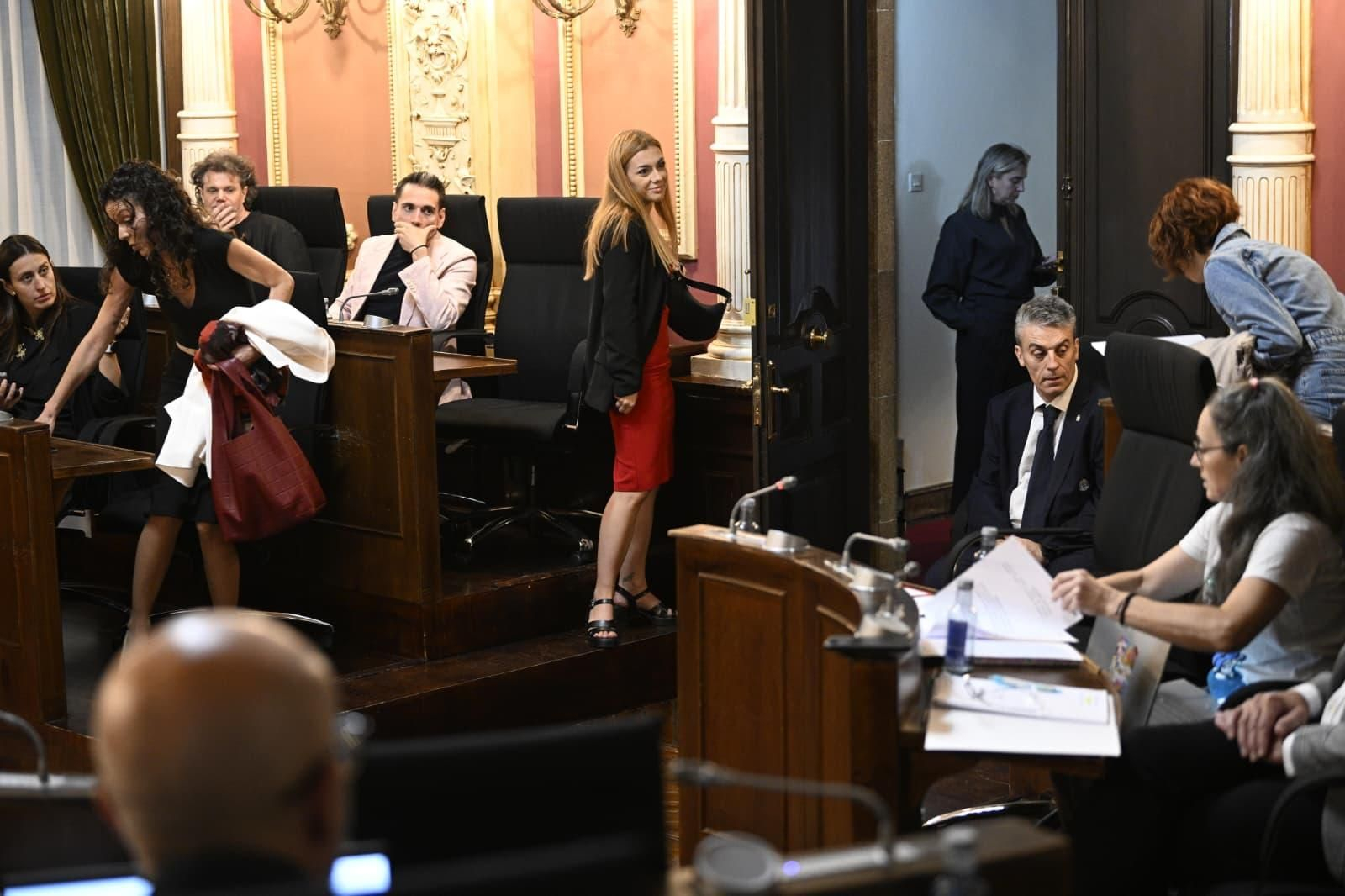 Momento en el que el GRupo soialista se ausenta de la sesión del pleno en la que se votan los presupuestos.