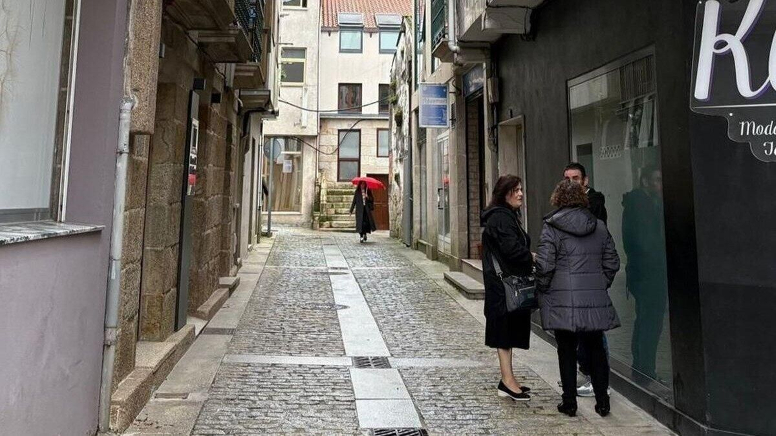 Familiares de la fallecida cerca de su casa al enterarse de los hechos.