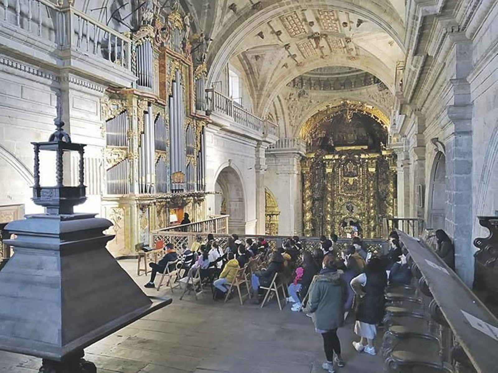 Alumnos del CPI Padrenda-Crespos en un microconcierto de órgano. P.C.