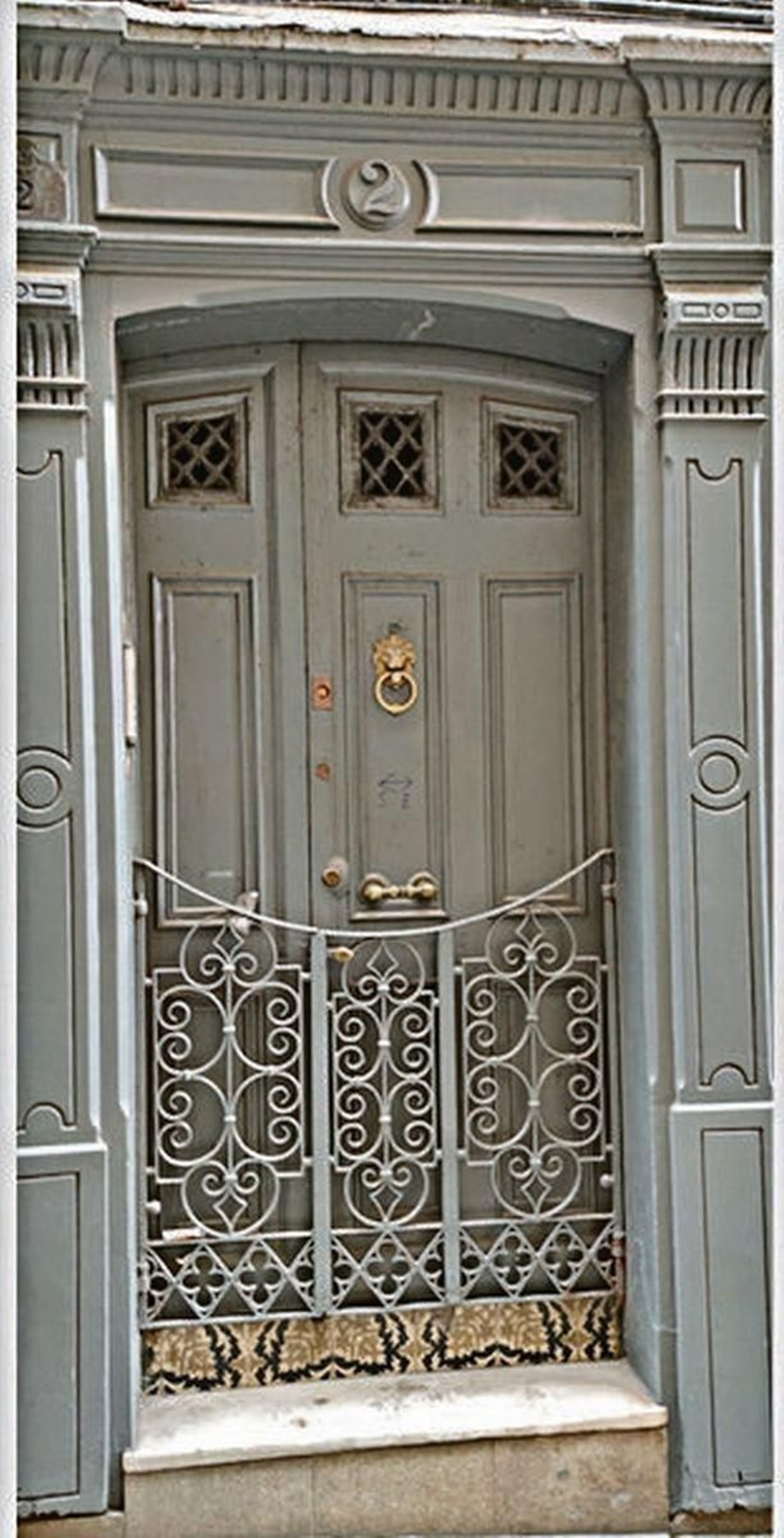 En la calle Arcedianos conviven las rústicas puertas de bodega con elegantes como esta que conserva la hermosa cancilla en hierro de las que quedan pocas.