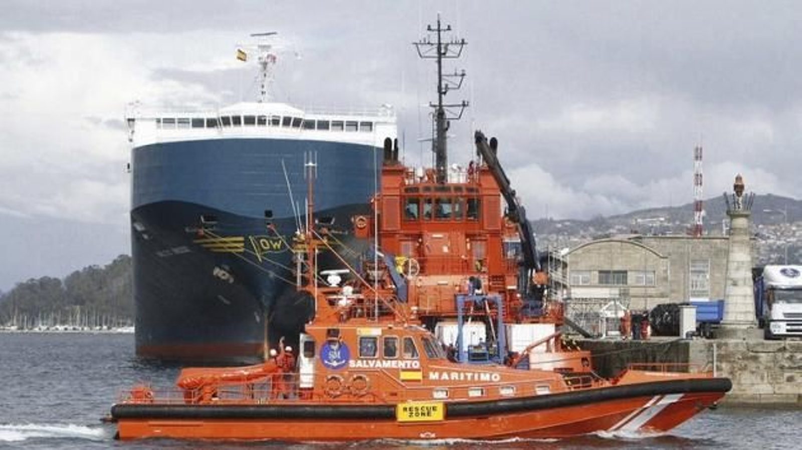 Una lancha de Salvamento Marítimo pasa ante el mercante 'Baltic Breeze' contra el que cho el 'Mar de Marín' (SALVADOR SAS)