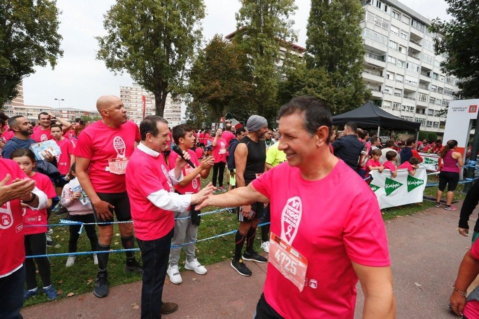 El color rosa abarrotó la Avenida de Castelao - JV Landín 094