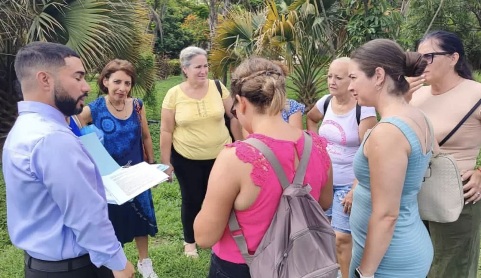 Un grupo de descendientes presentan las firmas en el Consulado de España en La Habana