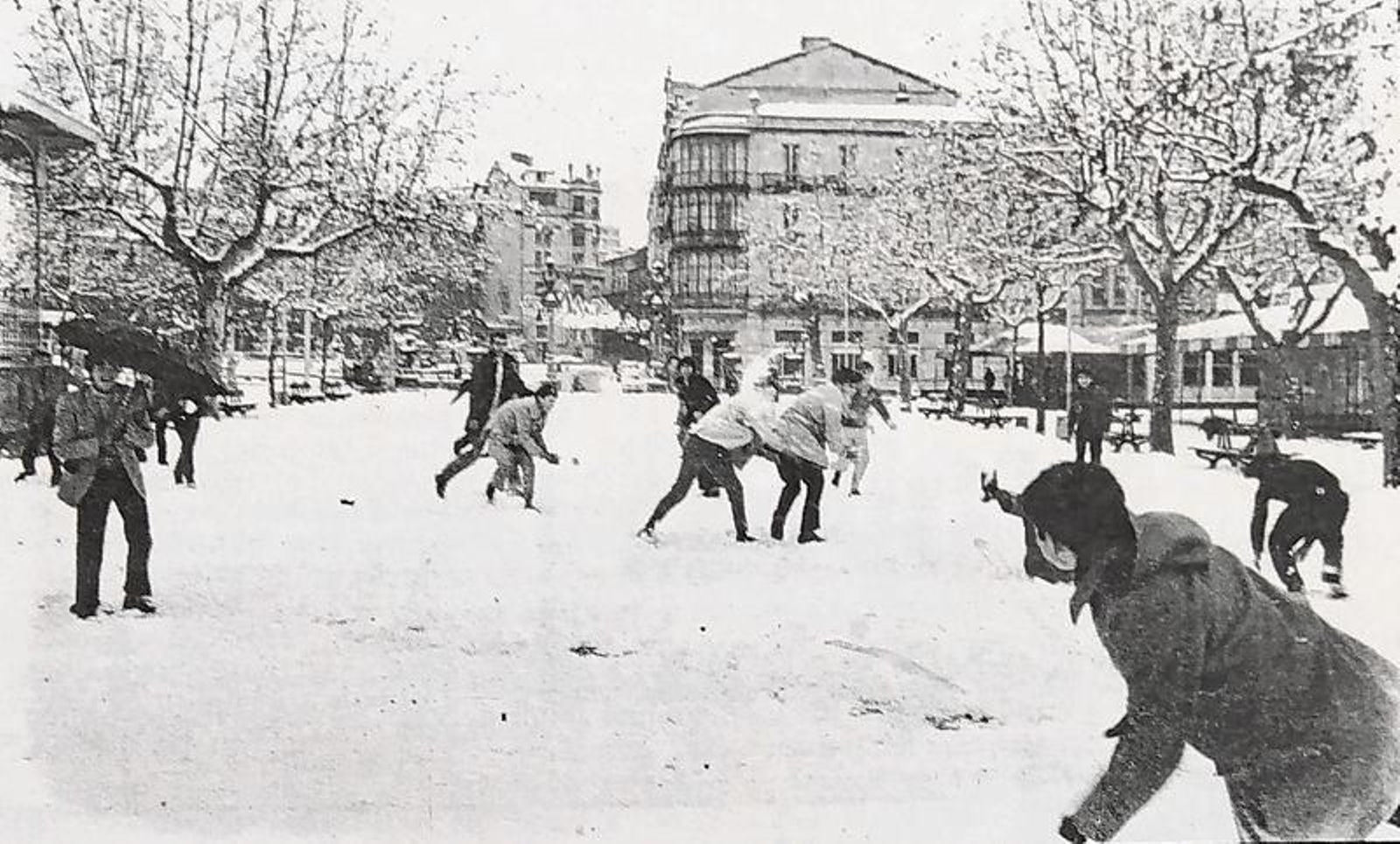 Batalla de nieve en la Alameda y un enorme muñeco.