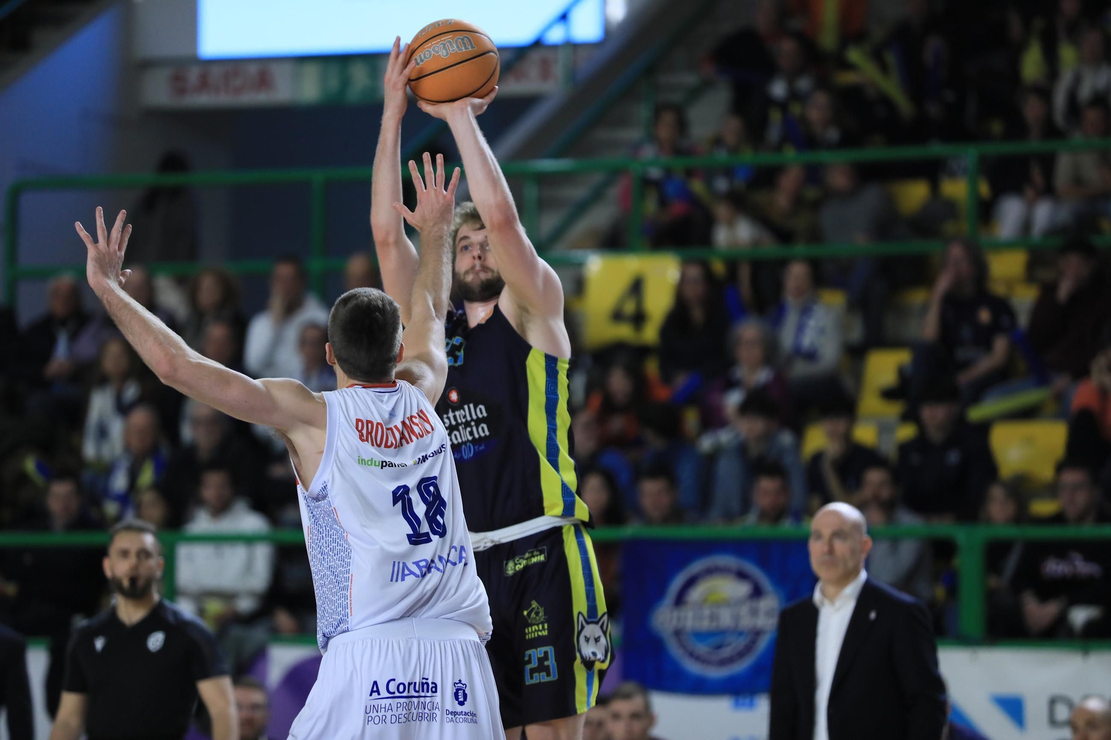 Galería | El Pazo, a reventar para el derbi COB-Obradoiro