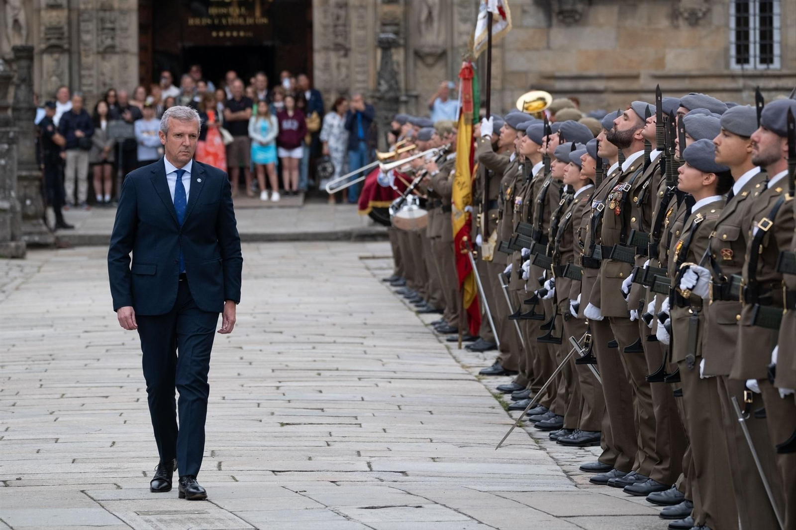 El presidente de la Xunta de Galicia, Alfonso Rueda, a su llegada a la tradicional ofrenda al Apóstol en 2023.