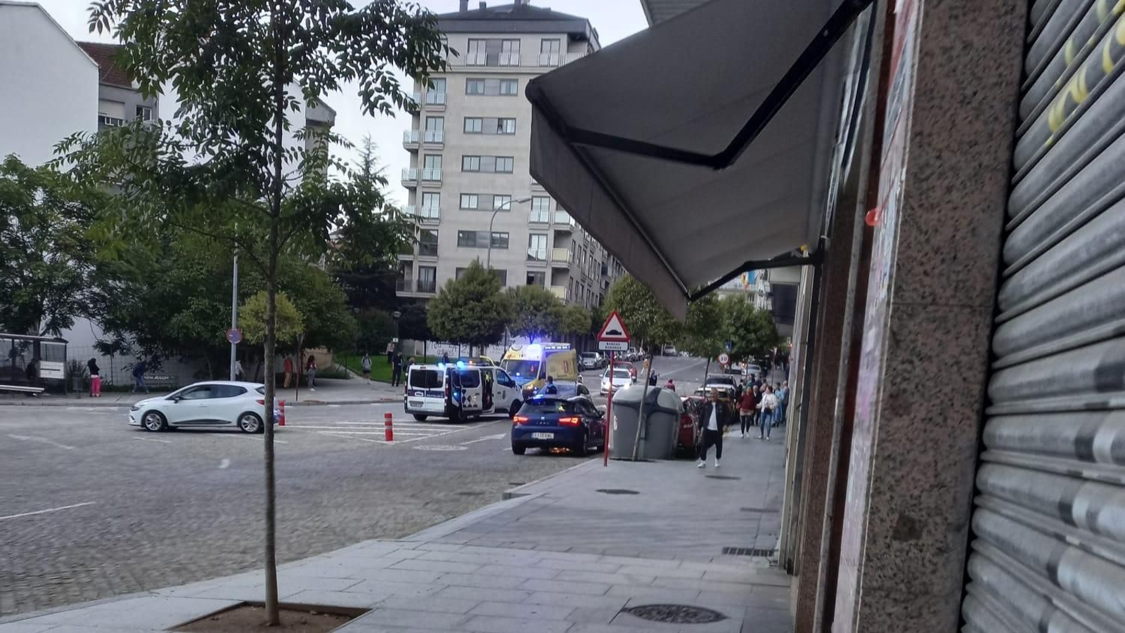 Ambulancia en la calle Salvador Dalí en Ourense