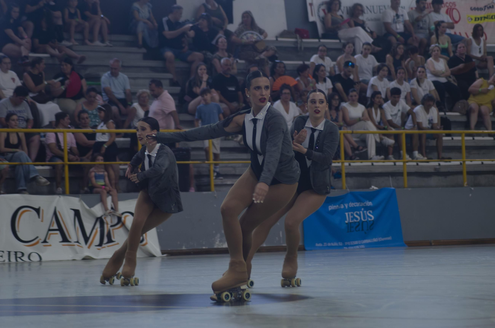 Las caras de las patinadoras durante la Copa Gallega Grupos Show de patinaje están llenas de expresión.