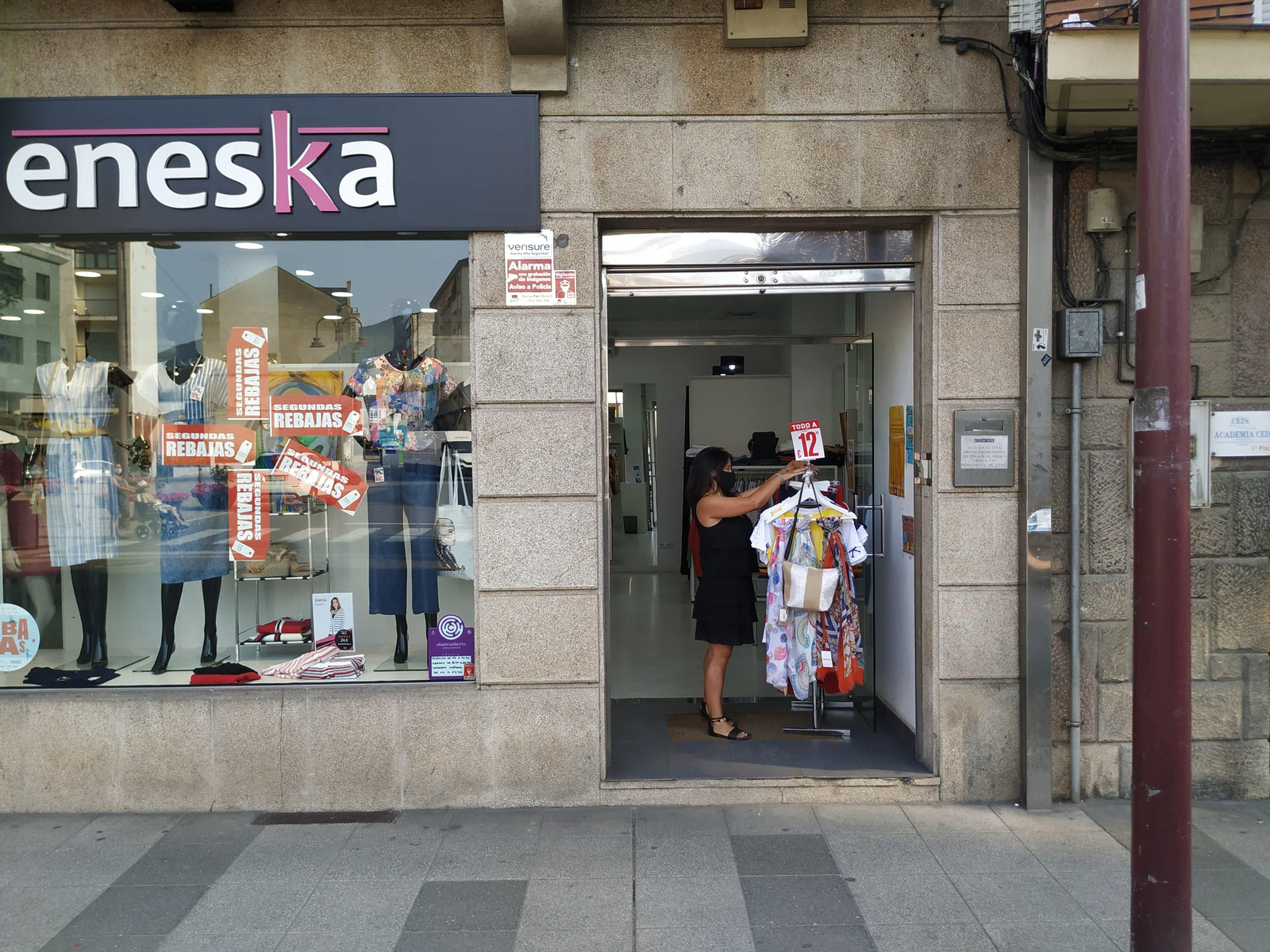 Montse Fernández coloca el colgador con las ofertas. (José Cruz)