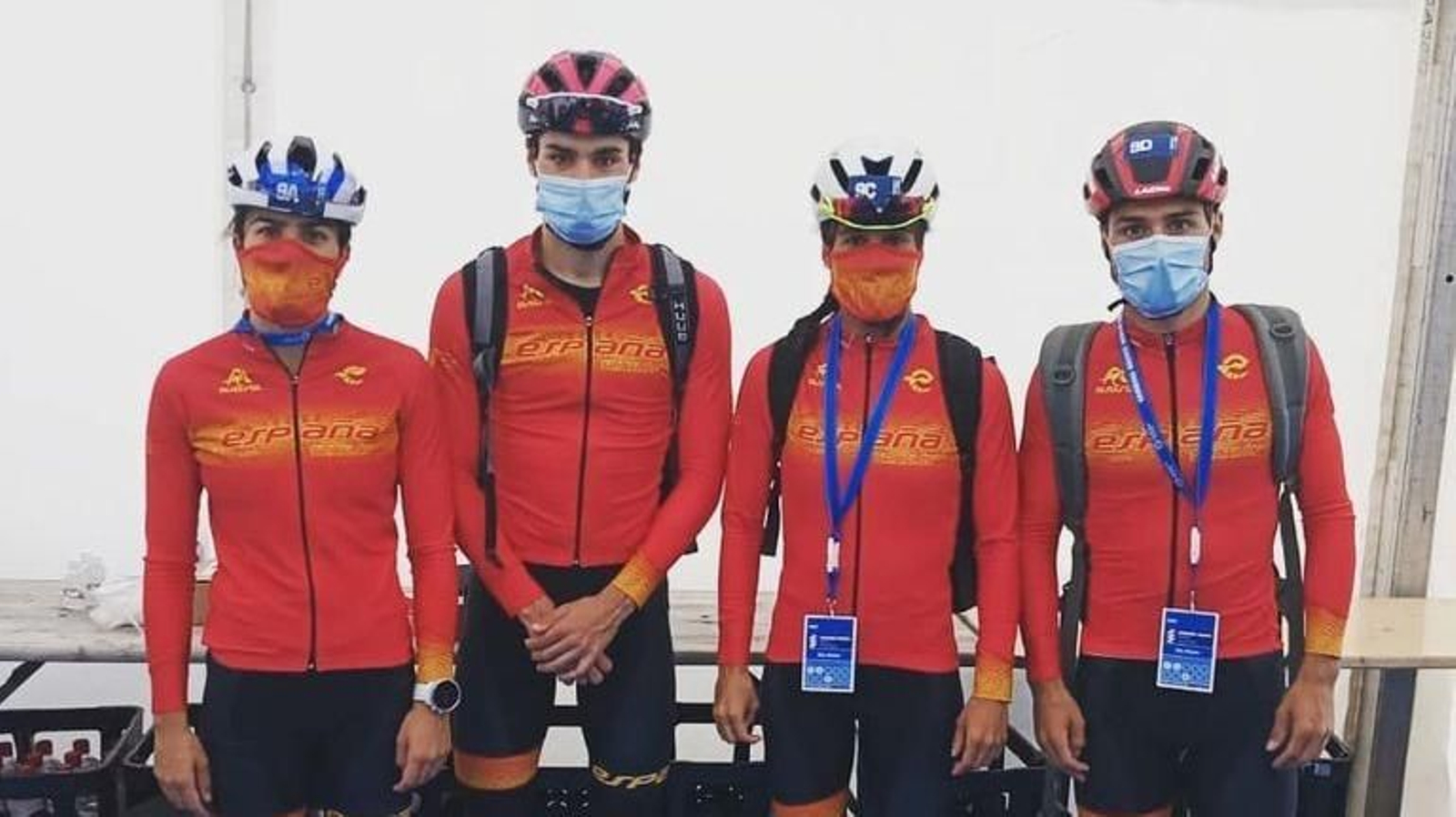 Antonio Serrat (el segundo por la izquierda), con sus compañeros.