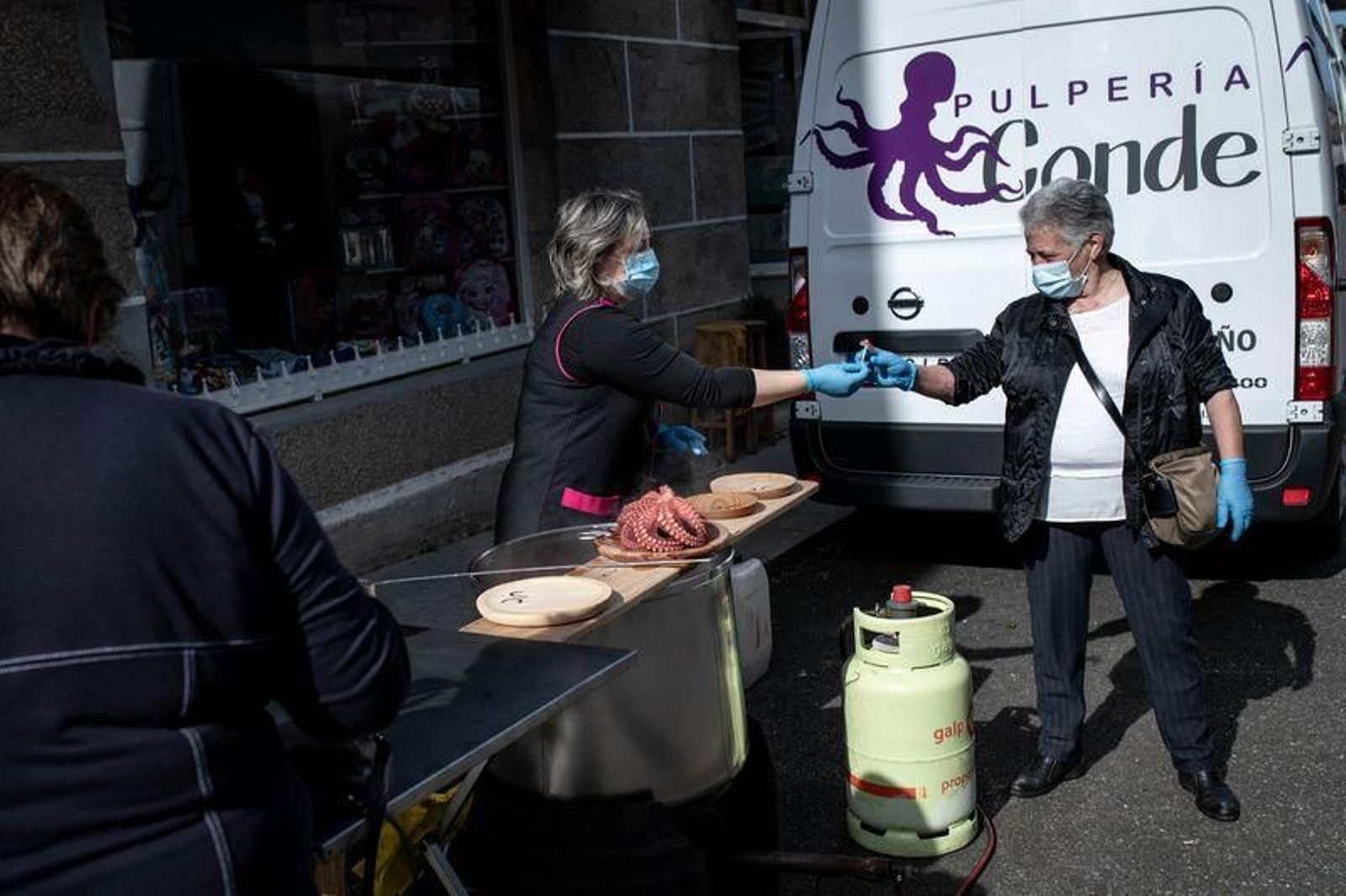 Mercedes Conde ofrece unas tajadas a los clientes para que prueben el pulpo.de los mercados tradicionales, ningún comerciante se personó en la primera Feira en el concello de San Cristovo de Cea, la primera de toda la provincia. FOTO: ÓSCAR PINAL

La única pulpeira que se presentó en Cea (ÓSCAR PINAL).