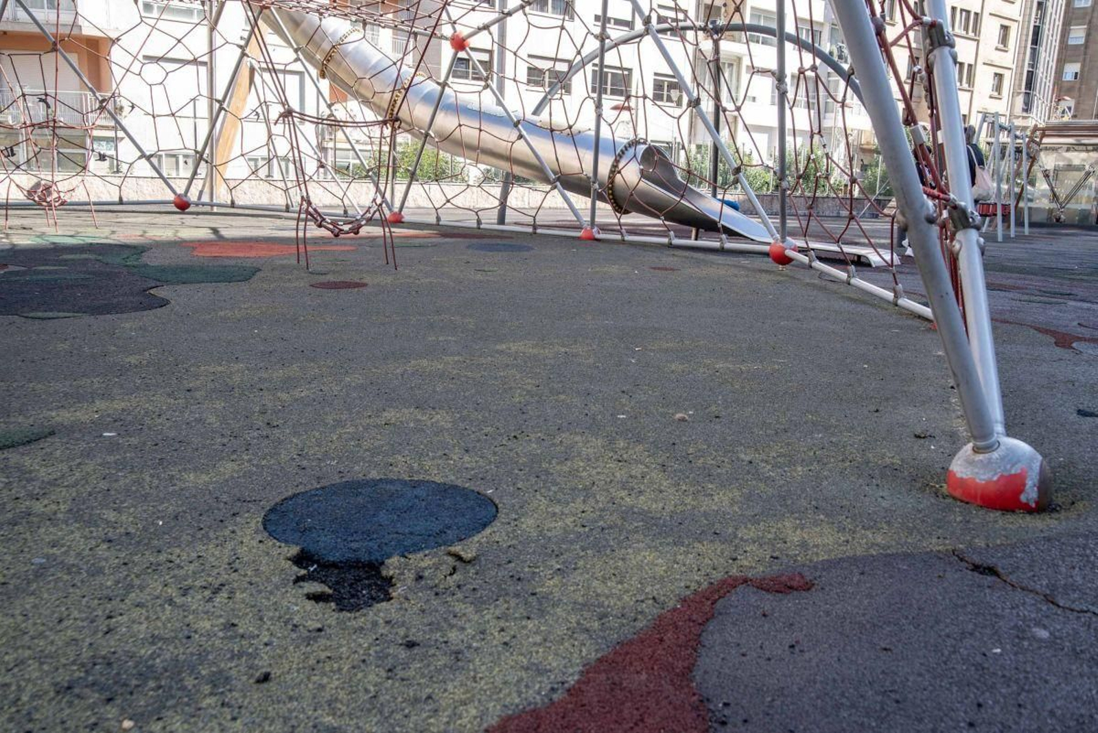 El parque de grandes dimensiones en calle Venezuela, con desperfectos en el suelo