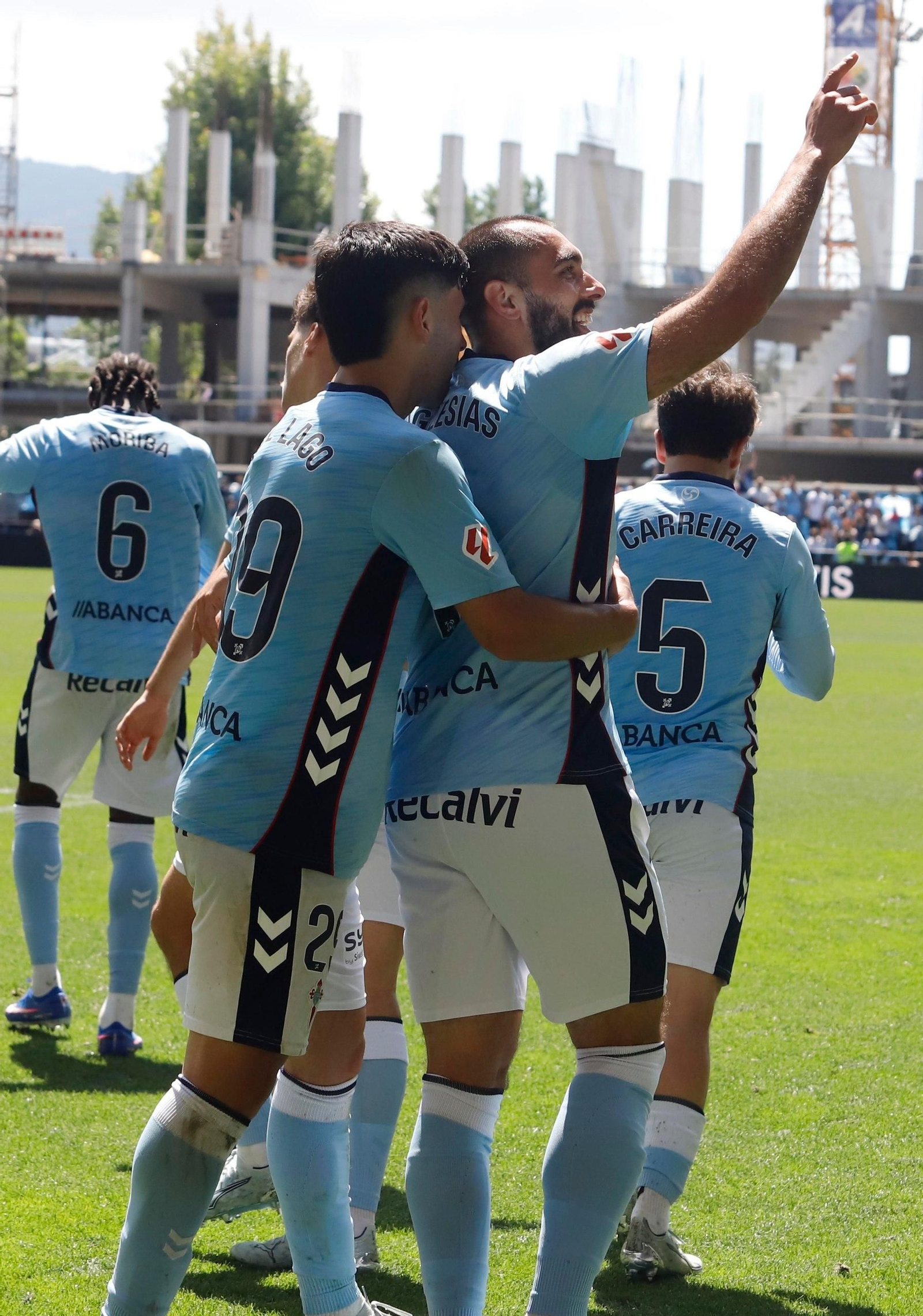 Borja Iglesias saluda a la afición celeste.